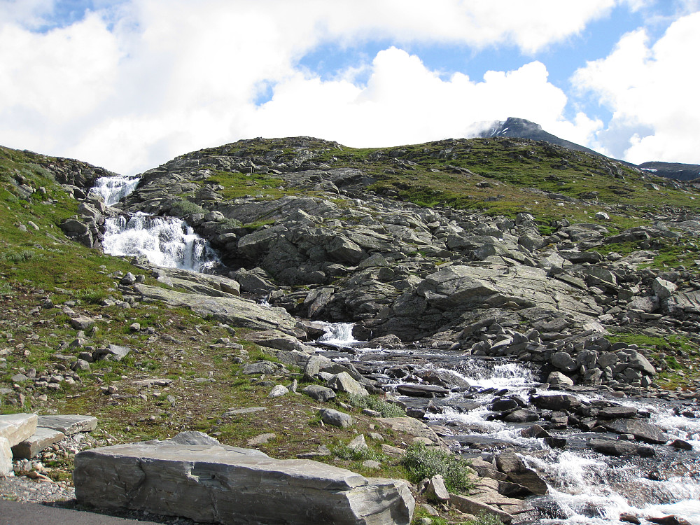 Tverrelvi ved parkeringen