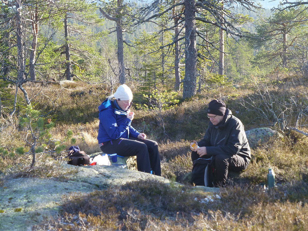 God matpause med det beste turfølge som det er mulig å ha. Liv bar sekken min store deler av turen. Fin sitteplass her på toppområdet og utsikt var det og