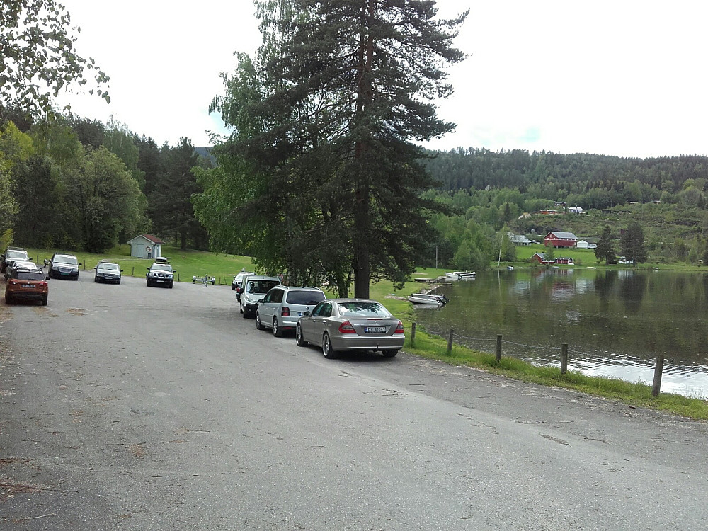 Parkeringen til friområdet ved Nomestrand. Her er det lov å campe i 3 dager med telt