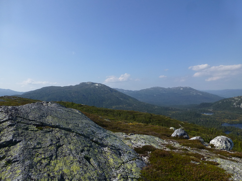Utsikt fra lia mot Slettefjell og Heksfjell