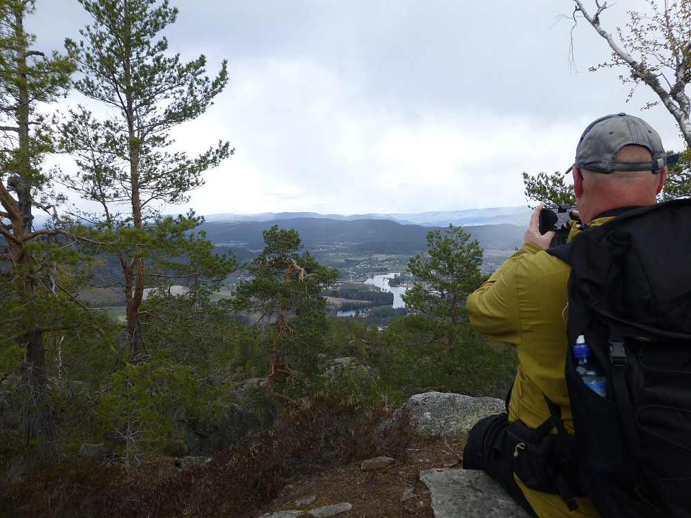 Øyvind på kongestolen med utsikt over Lunde og slusene. Snømannen som sto her for 3 dager siden har smeltet