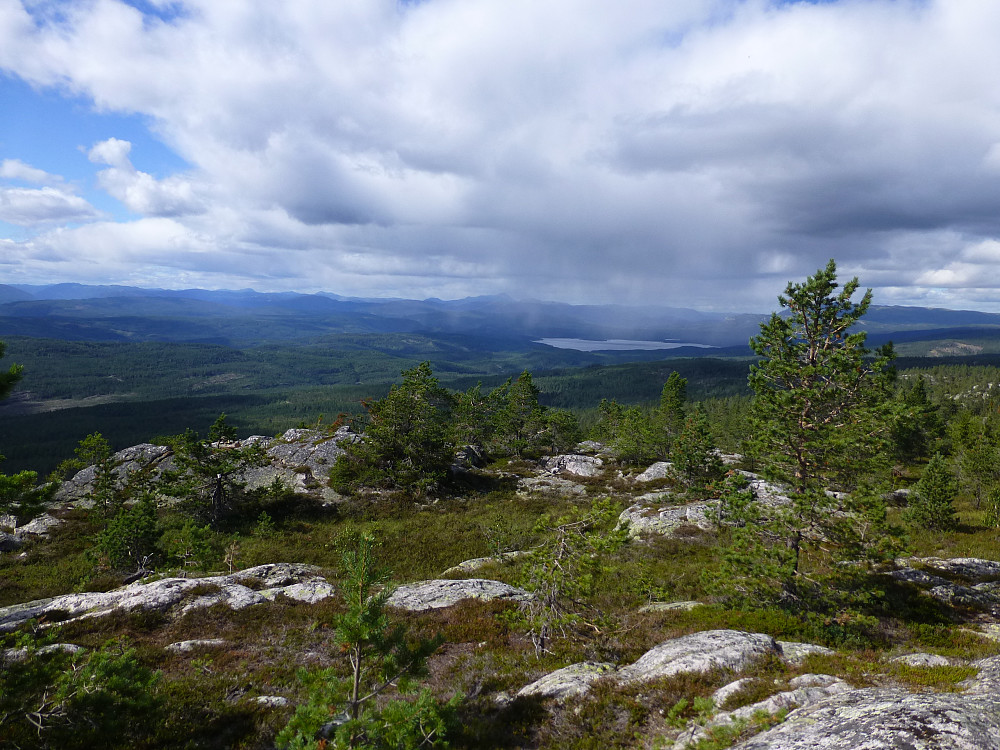 Utsikt fra toppen mot Gaustatoppen, regnbyger i sikte