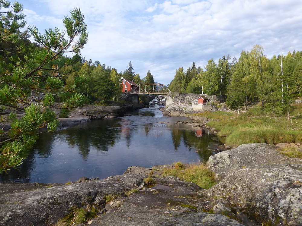 Gamle brua, som ikke er i bruk lengre, ved Heddal Mølle