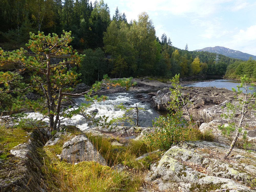 Øverste fossen, her lekte jeg mye i min barndom. Med Heksfjell i bakgrunn