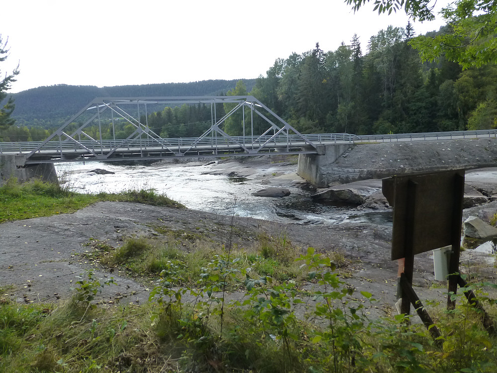 Omnesfossen, nederste fossen. Det er her vi sklei på rompa ned fossen når det er lite vann. Et naturlig badeparadis. Det er her Elvestien starter.