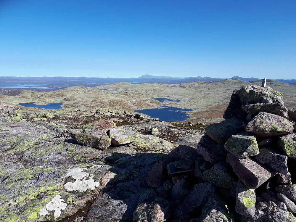 Utsikt varden mot øst. Gaustatoppen i sikte langt bak der