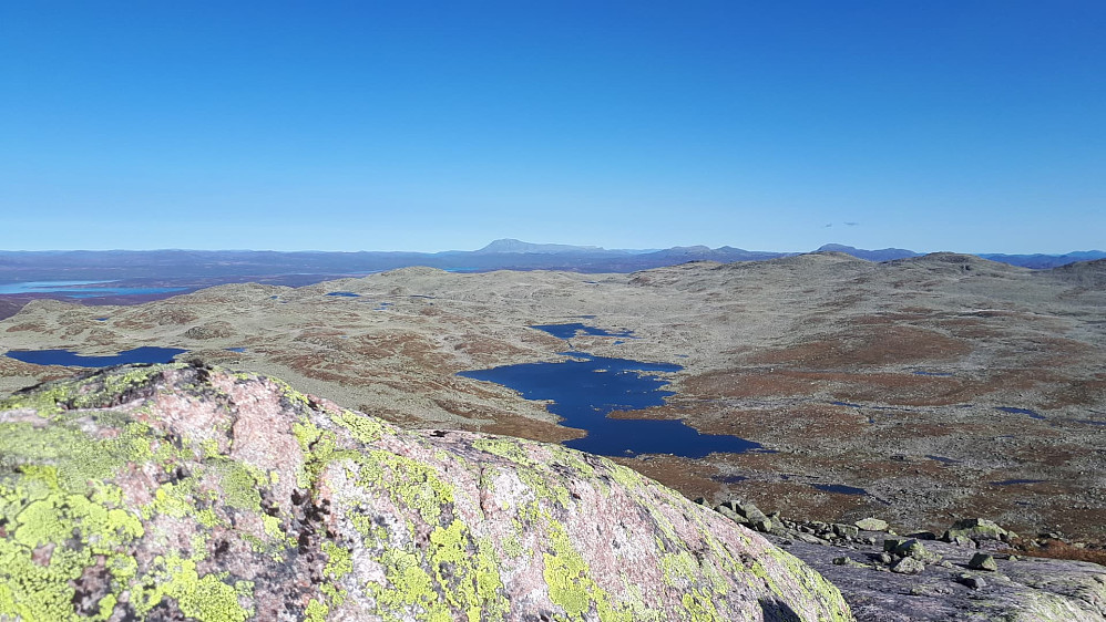 Utsikt fra toppen mot øst. Gaustatoppen i sikte langt bak