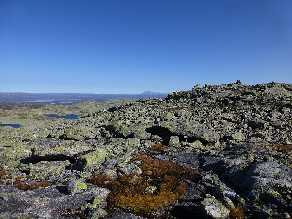 Kom opp på toppområdet og får utsikt nordøstover. Gaustatoppen i sikte, da føler jeg meg hjemme.