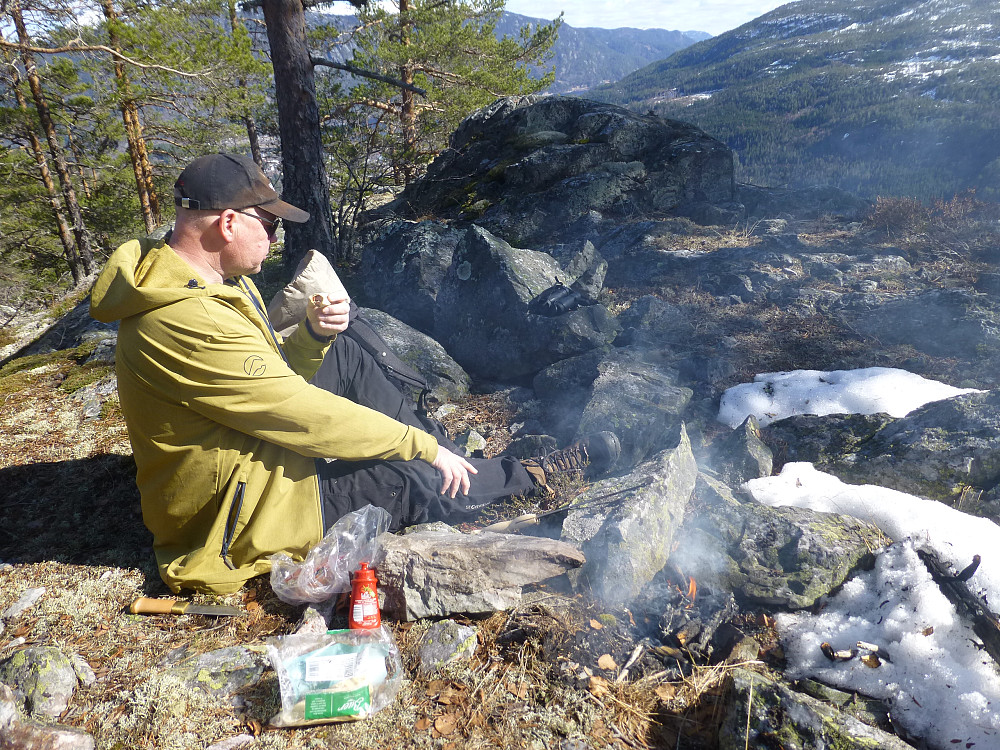 Bålgrilla pølser for første gang i år. 