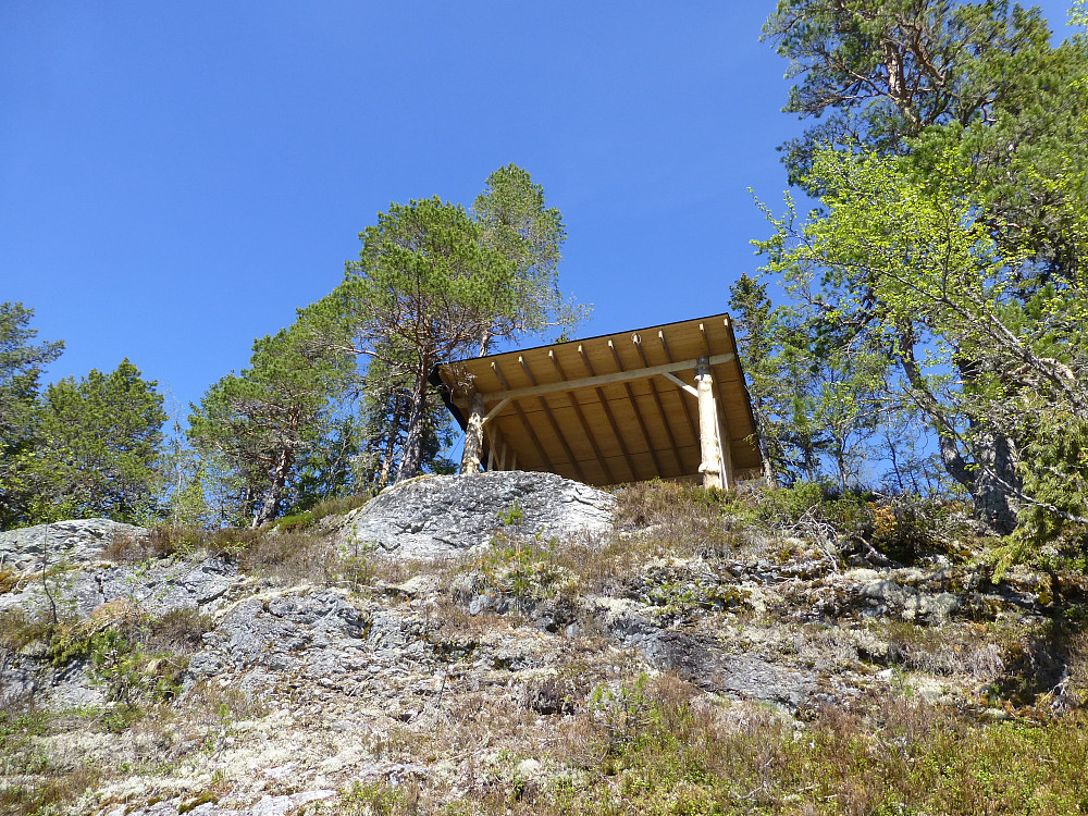 Noen har startet for å lage seg en dugelig gapahuk eller hytte