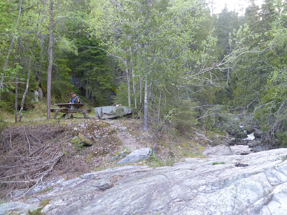 fin rasteplass på toppen av fossen