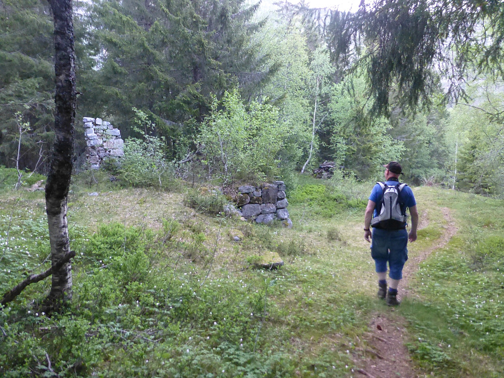 En nedlagt plass med bare ruinene igjen.