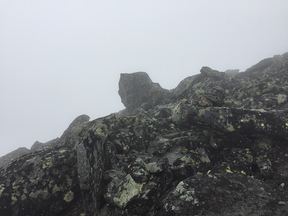 Snudde på 1900 meter, da tåka lå tett herfra mot toppen.