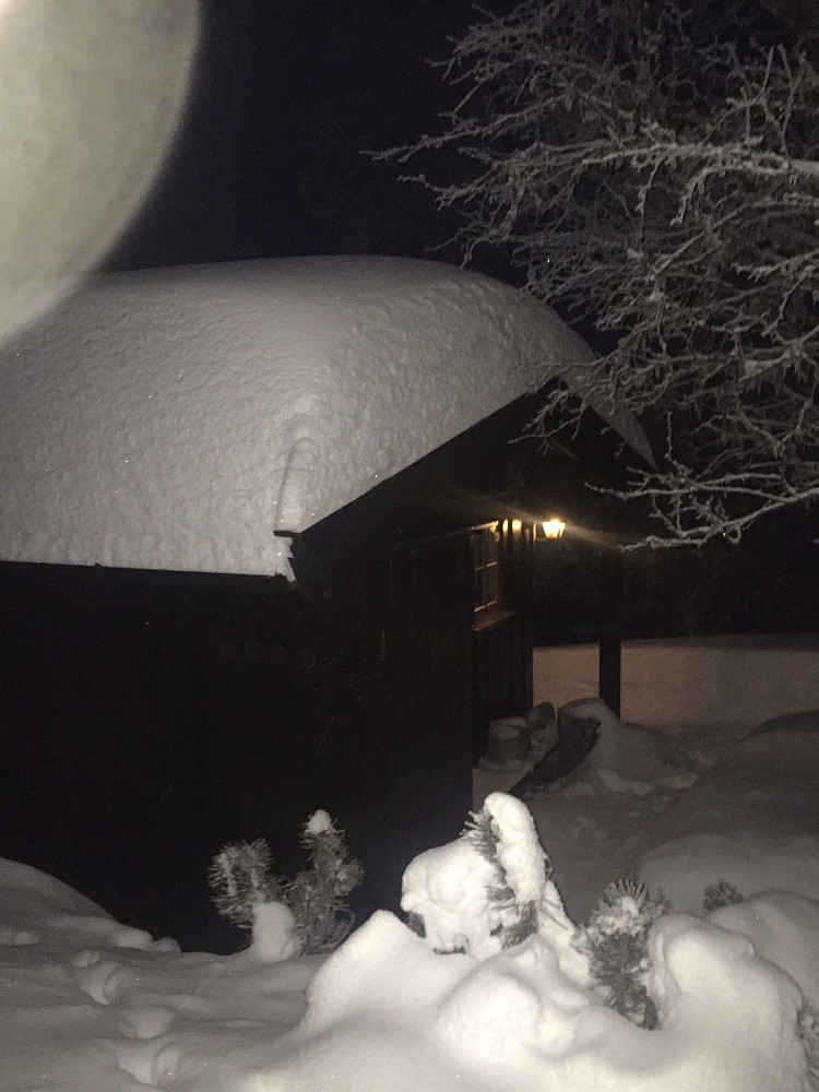 Mye snø på anneks-taket.