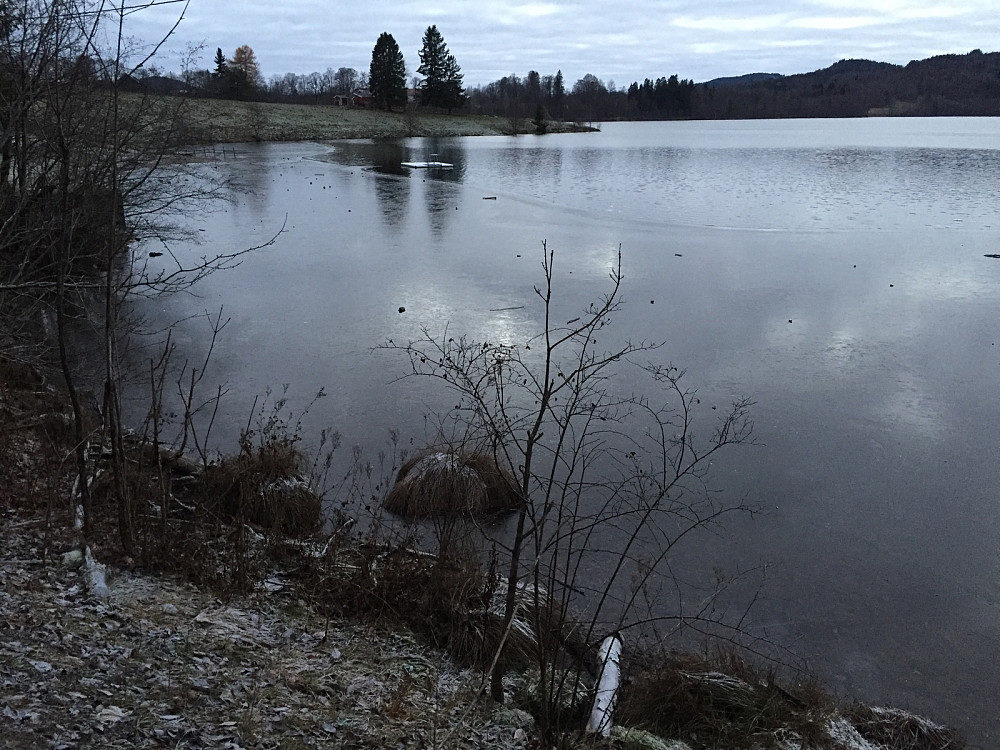 Isen har begynt å legge seg på Semsvann