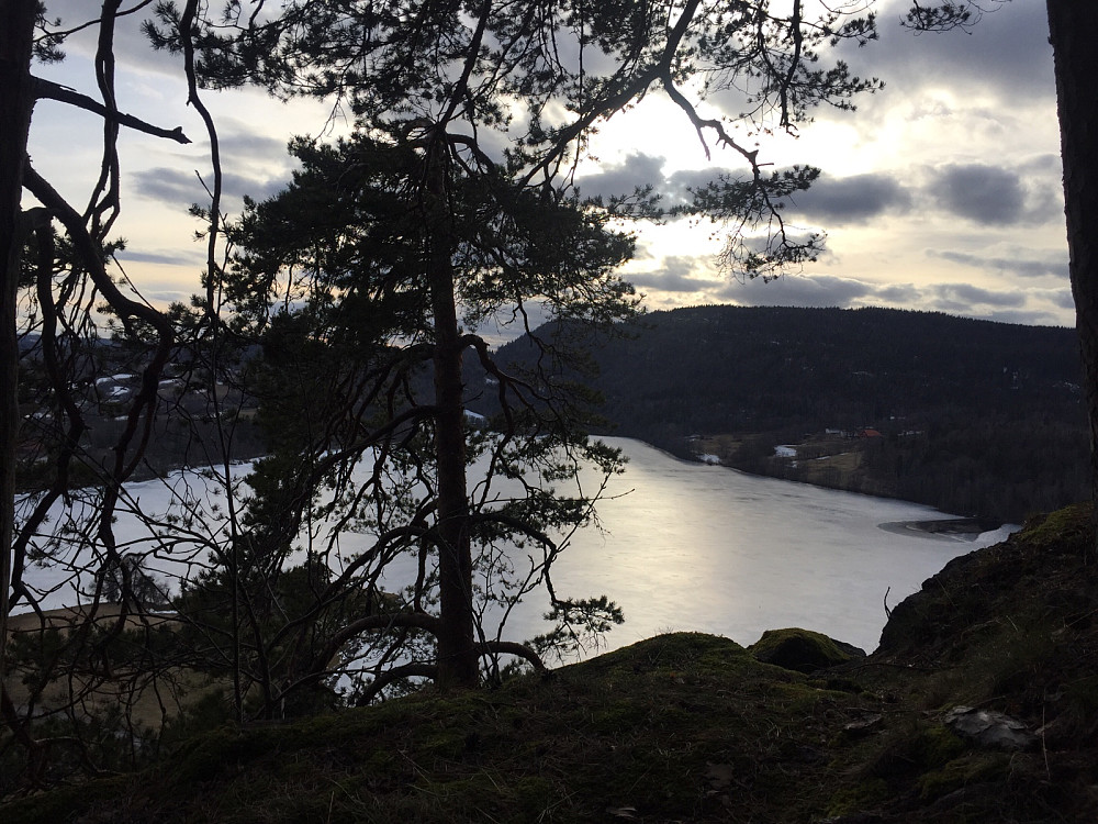 Utsikt over Semsvannet fra punktet over Ø Kanonvei