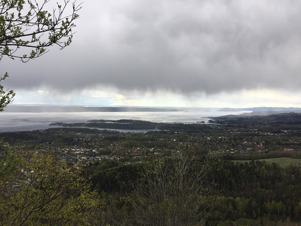 Fra Skaugumsåsen. Regn over Oslofjorden.