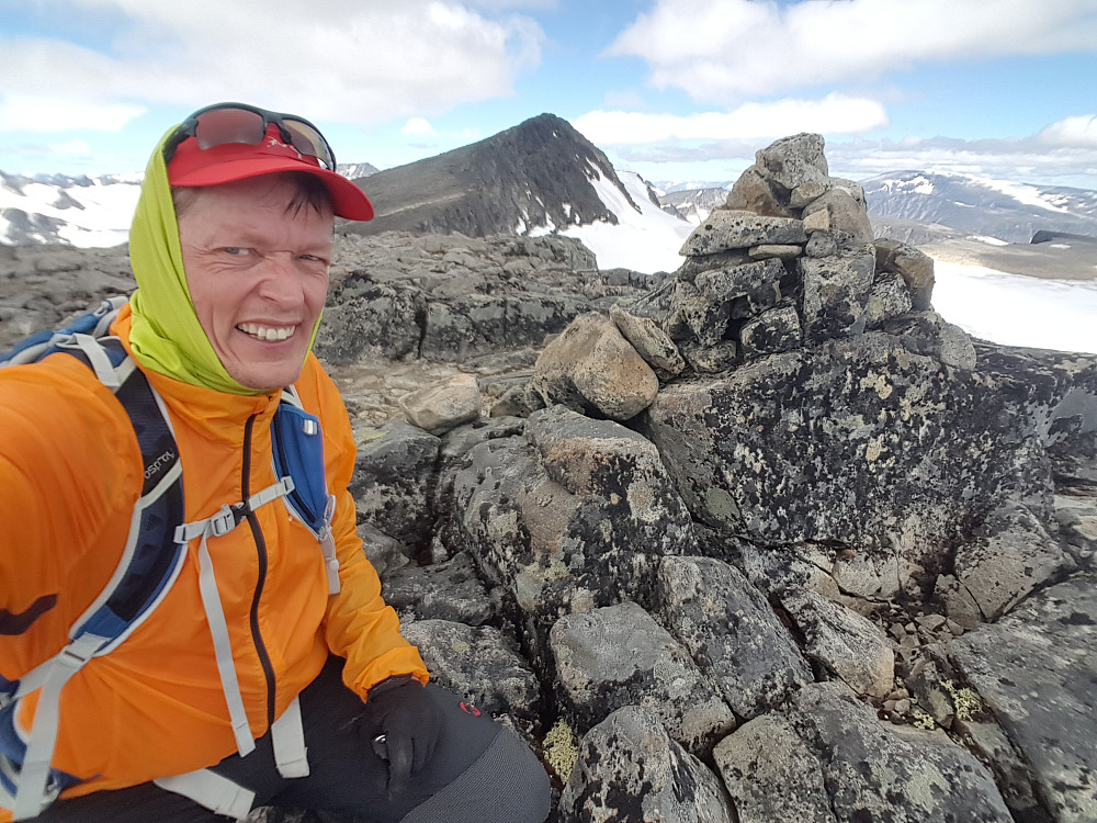 ''Ved varden på Sørtoppen med selve Surtningssue i bakgrunnen. Fikk begge toppene på en godværsdag.''