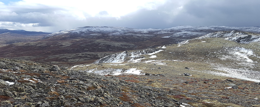 Slik ser det ut opp til Johovda fra vestsiden - det er en mye mindre bratt trasé, som er lengre men mye enklere å gå. 