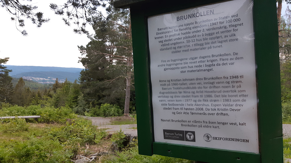 Litt historikk om Brunkollen turisthytte. I bakgrunnen skimtes bebyggelse nær Bærums Verk i Lommedalen.
