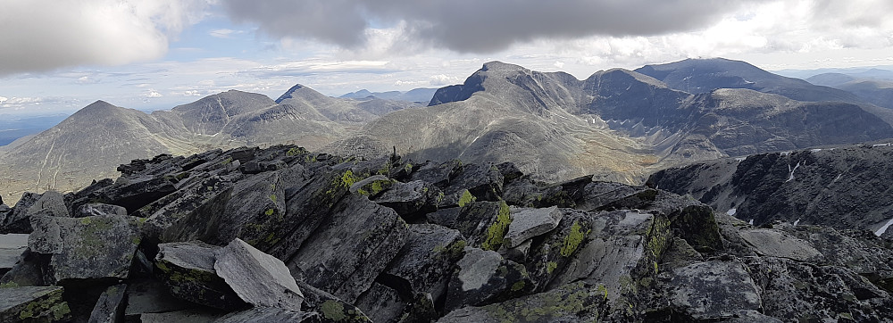 Utsikt fra Veslesmeden. Bildet viser sju av Rondanes ti topper over 2000 meter. Været var dessverre ikke så bra da jeg etter hvert kom bort til disse toppene. 