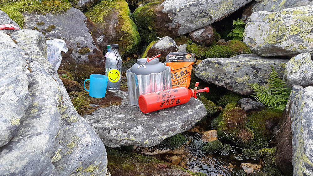 Perfekt lunsjplass med vann og ly. Godt med et varmt måltid før lange oppoverbakker. Dette er jo tur med camp og god tid, ikke et ultraløp.