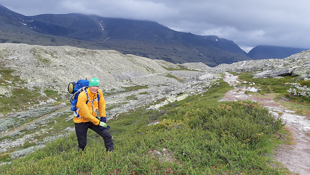 Rundt i Rondane. Her møtte jeg noen da jeg krysset en hovedsti slik at jeg fikk tatt et bilde av meg i omgivelsene jeg var på tur i.