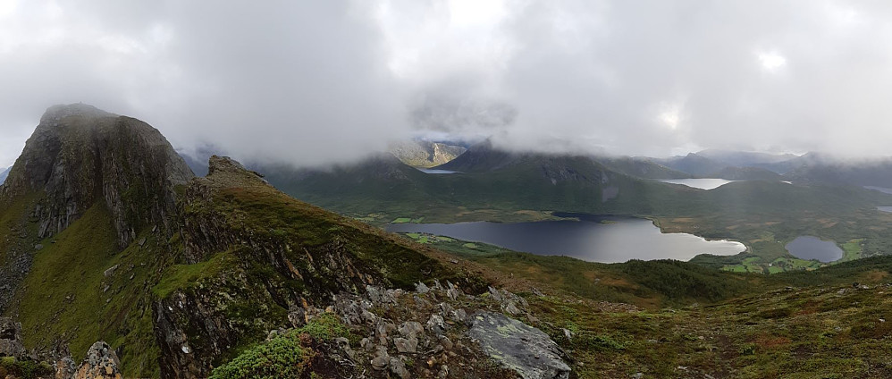 Blåfjellet (681) på Kjerringøy, klyvetopp øst for Kvarven. Utsikt til Ryvatnet. 