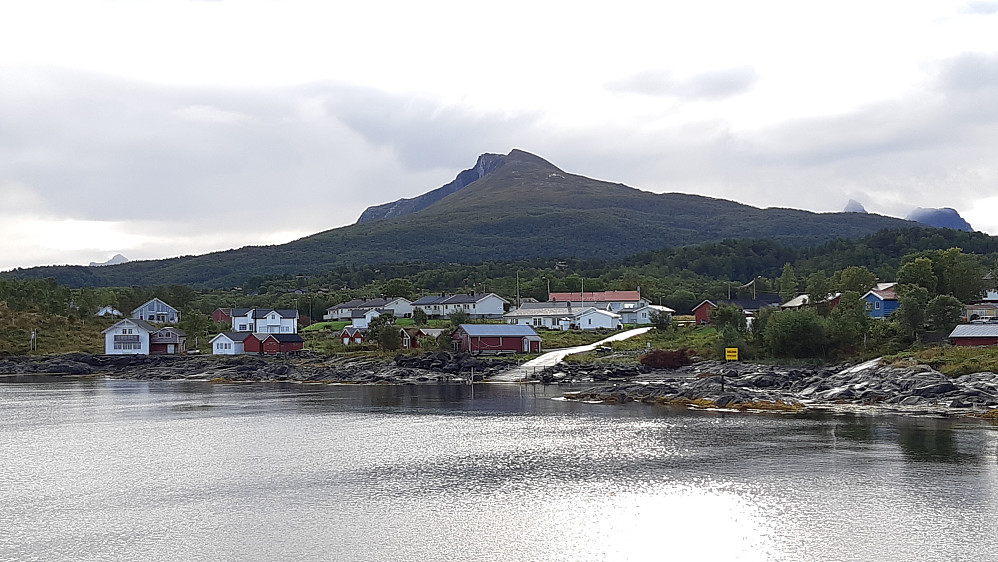 Toppene Kvarven (604) og Blåfjellet (681) er ikke så høye, men ligger majestetisk over Kjerringøy.