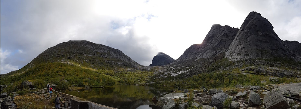 Eidetinden (1020), til venstre, ruver som høyeste fjelltopp rundt Kjerringøy. Bildet er tatt ved demningen på Låtervatnet. Lengst til høyre Seta (664), Låterfjell (811) og i midten stikker Kaffetinden (885) opp.