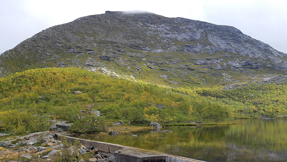 Fra demingen ved Låtervatnet (278) bærer det bratt opp til Eidetinden (1020), akkurat så bratt man kan gå uten å måtte klyve. Friske høydemetre! 