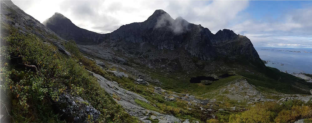 Panoramabilde som viser utsikten et stykke opp i stigningen til Eidetinden. Til ventre Låterfjell, på midten Seta, og helt nederst til høyre ser man til Låter P-plass langs hovedveien,