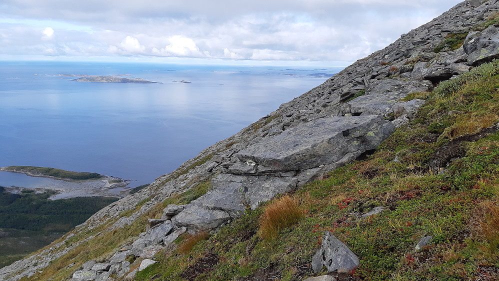 Bratt opp til Eidetinden. Utsikt over Vestfjorden, med Lofoten i horisonten.
