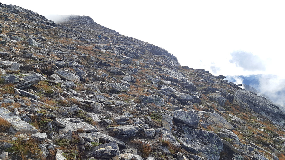 Opp til Eidetindens topp, og fra ca. 900 meters høyde slaker den bratte stigningen ut. Den siste biten er enkel vandring i flatere terreng.