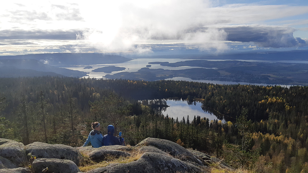 Den eventyrlige utsikten fra Gyrihaugen over Ringerike, Tyrifjorden og også Finnemarka (nord for Drammen). Den beste utsikten i Oslomarka, mener jeg.