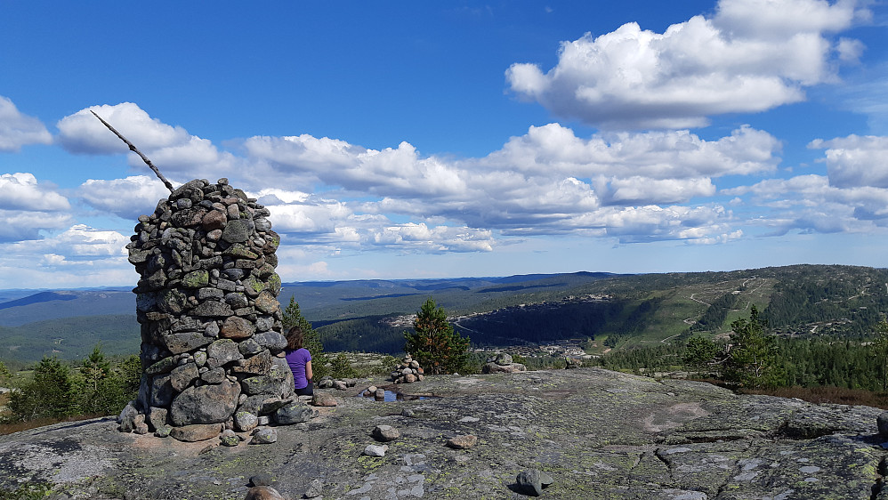 Varden på toppen av Jørundskårheia, med storslagen utsikt over Telemark og mot Gautefall skisenter.