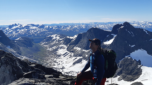 Eivind Bjertnes ledet klatrelaget, og tar her en pust i bakken mens han ser ut videre rute oppover i fjellet.