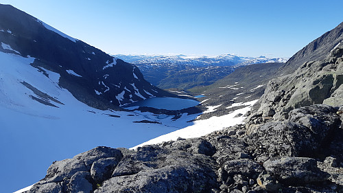 Utsikt fra Bandet og nedover Skagastølsdalen. Ved det borterste vannet kan man skimte Tindehytta, og enda lenger bort veien som svinger ned mot Turtagrø.