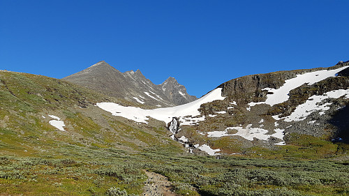 Et blikk bakover og innover Skagastølsdalen når vi er på returen. Det lave kveldslyset gir en magisk stemning.