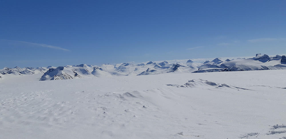 Deler av Jotunheimen sett fra Loftet. Storebjørn (2222) er lett gjenkjennelig til høyre i bildet. Quiz på resten av toppene!