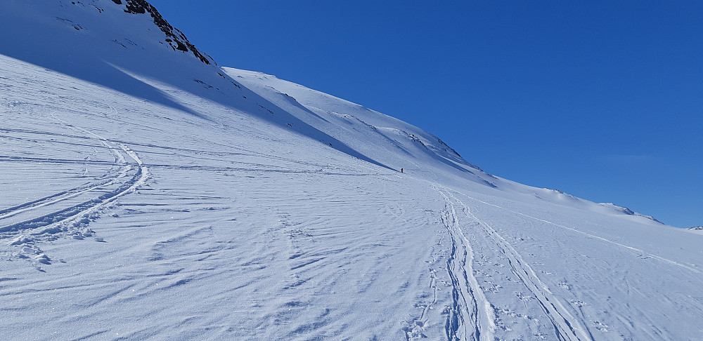 Her svinger løypa opp til venstre rett innenfor Veslloftet. Man kommer opp på Loftets fjellplatå. Litt bratt ned igjen akkurat her.