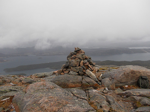 Toppvarden på Tømmervikfjellet med Jøa bak.