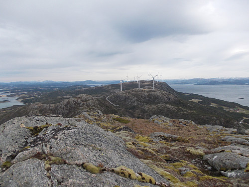 Utsikt fra topp nr 2 mot vindmøllene på Hundhammerfjellet