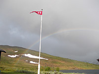 Turistforeningsflagget og regnbuen høyt til værs