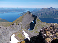 Utsikt fra Rametinden mot villsiden av Svinetinden