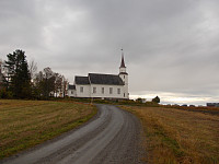 Passerte Henning kirke.