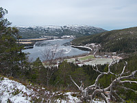 Utsikt mot Grytøya, Namsen og jernbanelinja med tunell 