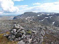 Toppvarden på Åarjelgaejsie mot Skardsfjella 1543