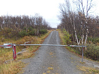 Veien inn mot Storerikvollen er stengt med bom og hengelås