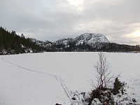 Utsikt fra Naturperleposten i Fiskløysa med Barstadbøla bak. Isen holdt mine 75 kilo.